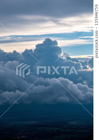 天空中壮观的积云景象 135946759