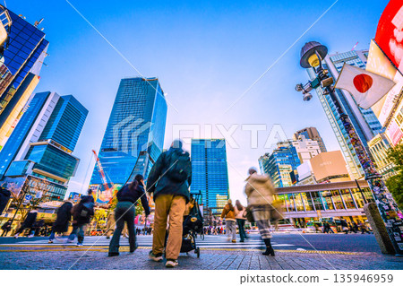 日本元旦的東京城市景觀…日之丸旗幟飄揚，帶著孩子的家庭…澀谷依然熙熙攘攘，遊客絡繹不絕。這張貼紙依然鮮活如初……邁入新時代。 135946959