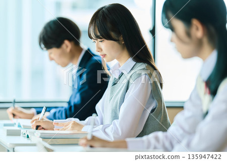 高中生上課 高中生上課 135947422