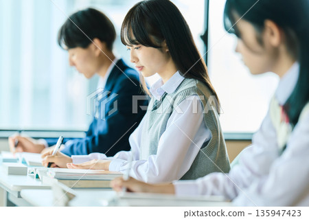 高中生上課 135947423