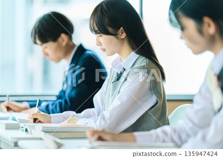 高中生上課 高中生上課 135947424