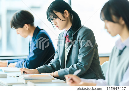 高中生上課 高中生上課 135947427