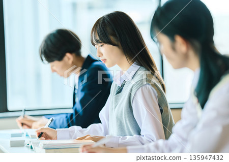 高中生上課 135947432