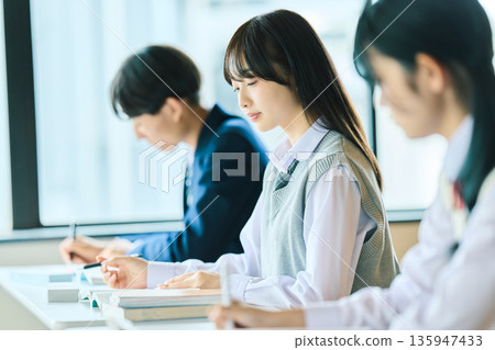 高中生上課 135947433