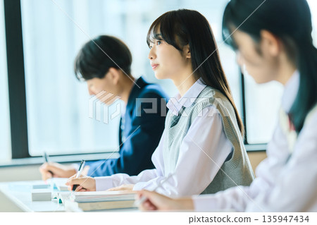 高中生上課 135947434