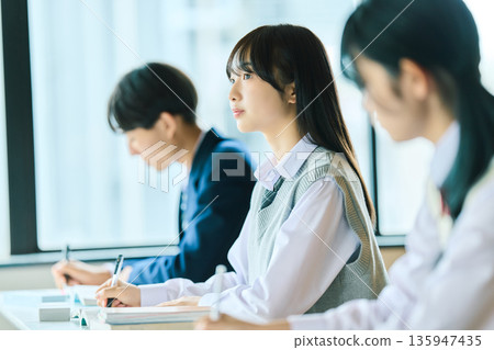 高中生上課 高中生上課 135947435
