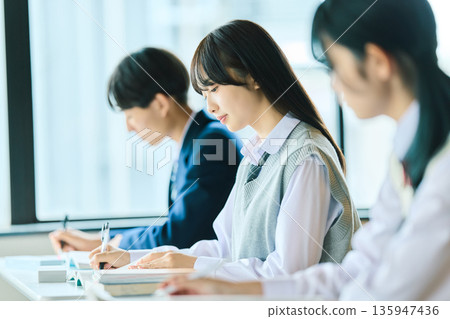 高中生上課 高中生上課 135947436