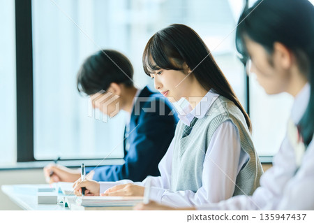 高中生上課 135947437