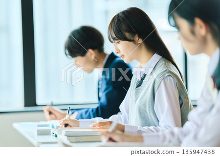 高中生上課 135947438