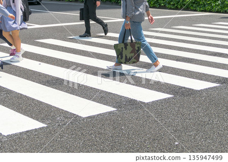 [Pedestrians at crosswalks] 135947499
