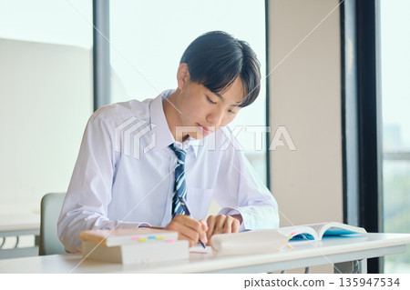 高中男生努力學習 高中男生努力學習 135947534