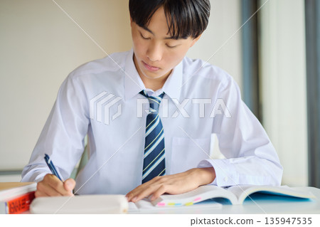 高中男生努力學習 高中男生努力學習 135947535