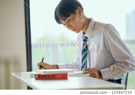 高中男生努力學習 高中男生努力學習 135947538