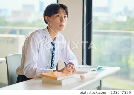 高中男生努力學習 高中男生努力學習 135947539