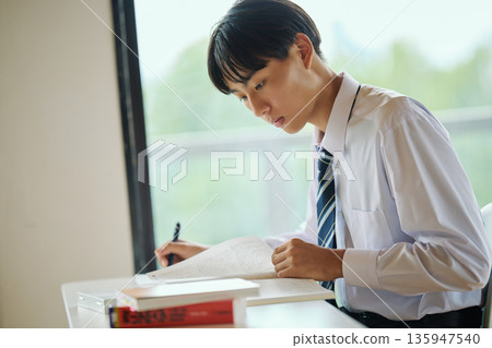 高中男生努力學習 135947540