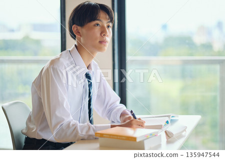 高中男生努力學習 135947544