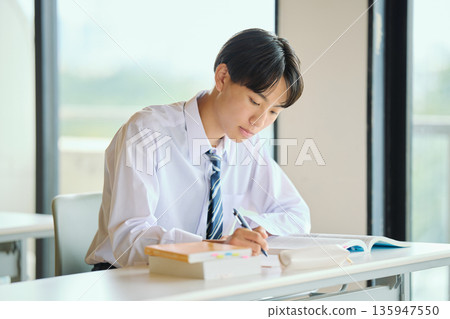 高中男生努力學習 135947550