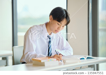 高中男生努力學習 高中男生努力學習 135947551