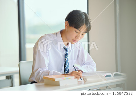 高中男生努力學習 高中男生努力學習 135947552