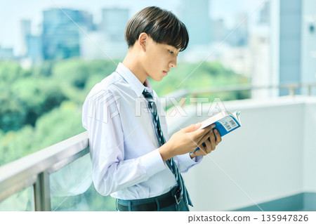 讀一本書的高中男孩 讀一本書的高中男孩 135947826