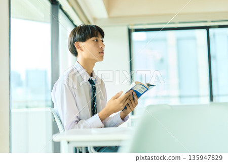 讀一本書的高中男孩 讀一本書的高中男孩 135947829