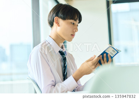讀一本書的高中男孩 讀一本書的高中男孩 135947832