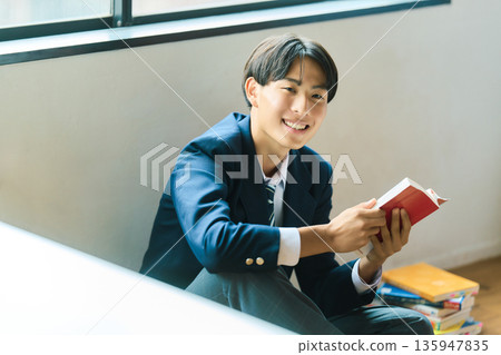 讀一本書的高中男孩 讀一本書的高中男孩 135947835