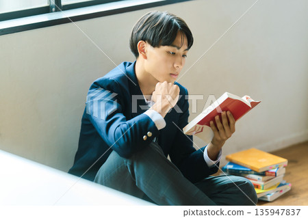 讀一本書的高中男孩 135947837