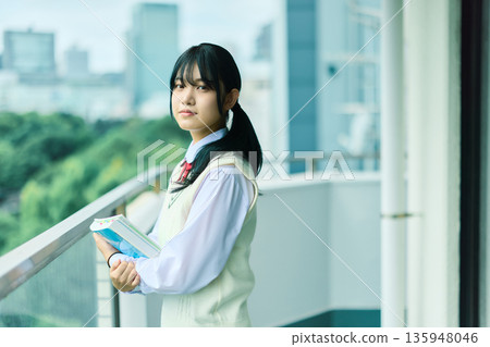 女子高中肖像 135948046