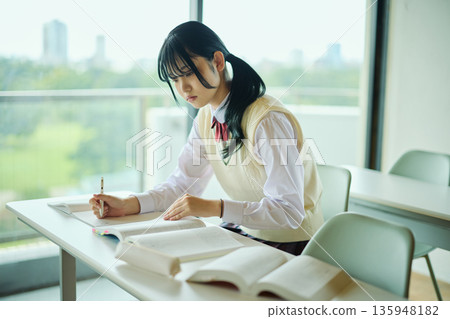 高中女生們正努力準備考試 135948182