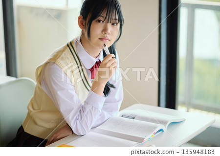 高中女生們正努力準備考試 135948183