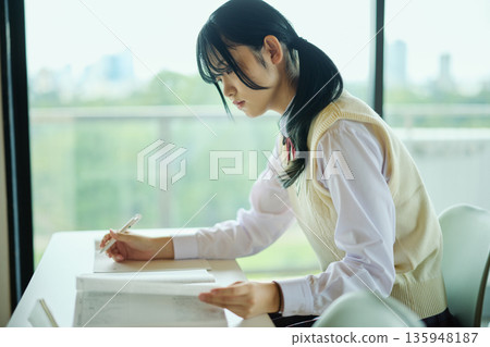 高中女生們正努力準備考試 135948187