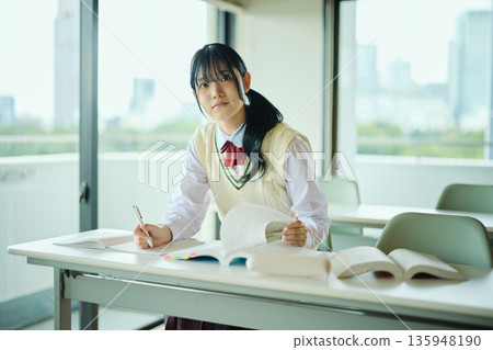 高中女生們正努力準備考試 高中女生們正努力準備考試 135948190