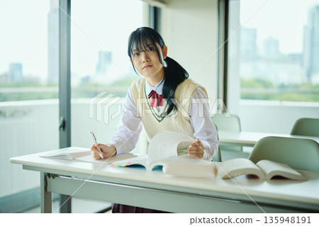 高中女生們正努力準備考試 135948191