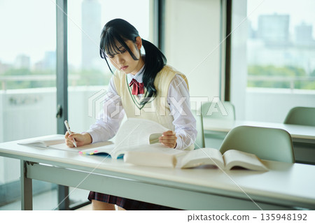 高中女生們正努力準備考試 135948192