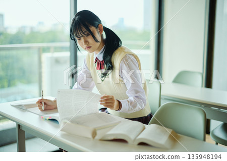 高中女生們正努力準備考試 135948194