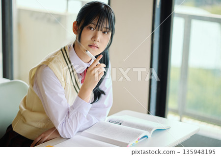 高中女生們正努力準備考試 高中女生們正努力準備考試 135948195