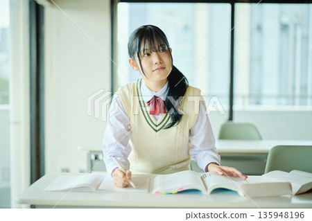 高中女生們正努力準備考試 高中女生們正努力準備考試 135948196