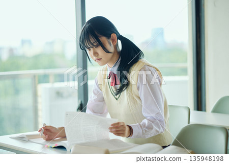 高中女生們正努力準備考試 高中女生們正努力準備考試 135948198