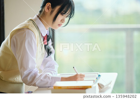 高中女生們正努力準備考試 高中女生們正努力準備考試 135948202