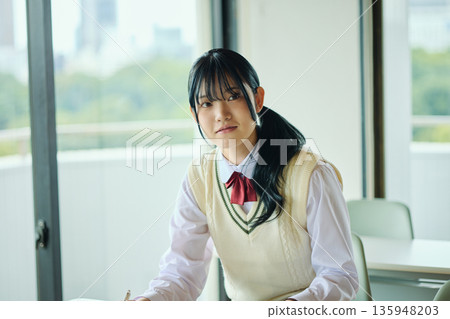 高中女生們正努力準備考試 高中女生們正努力準備考試 135948203