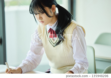 高中女生們正努力準備考試 135948206