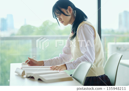 高中女生們正努力準備考試 高中女生們正努力準備考試 135948211