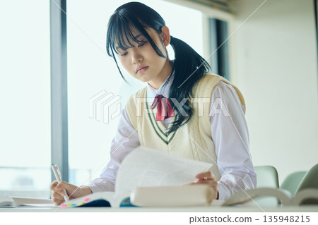 高中女生們正努力準備考試 高中女生們正努力準備考試 135948215