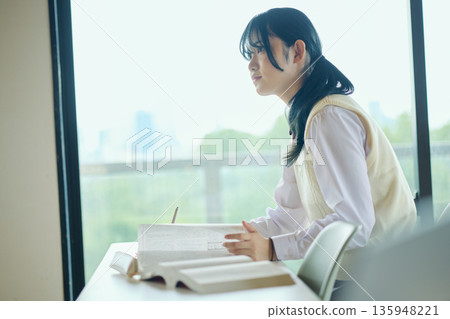 高中女生們正努力準備考試 高中女生們正努力準備考試 135948221