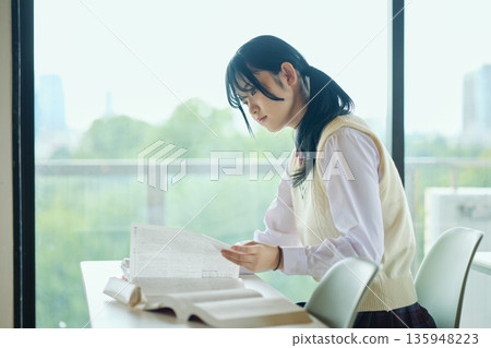 高中女生們正努力準備考試 135948223