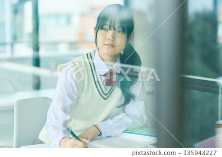 高中女生們正努力準備考試 高中女生們正努力準備考試 135948227