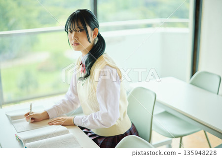 高中女生們正努力準備考試 高中女生們正努力準備考試 135948228