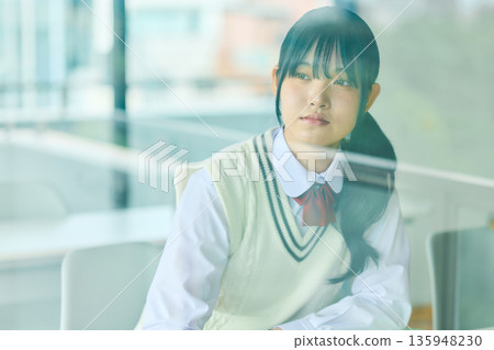 高中女生們正努力準備考試 135948230