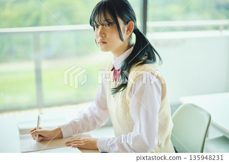 高中女生們正努力準備考試 135948231